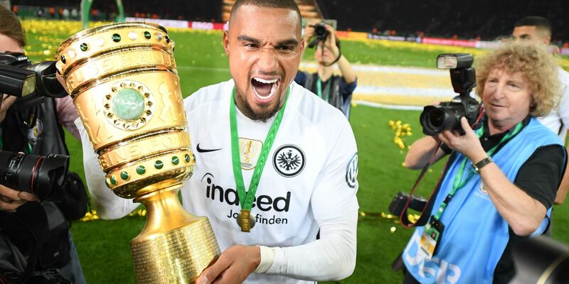 Kevin-Prince Boateng nach dem DFB-Pokalsieg 2018 im Trikot von Eintracht Frankfurt. Nach 18 Jahren beendet Boateng seine Karriere. - Foto: Arne Dedert/dpa