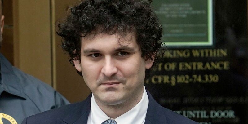 FTX-Gründer Sam Bankman-Fried verlässt ein Bundesgericht in Manhattan, New York. - Foto: Bebeto Matthews/AP/dpa