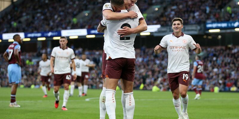 Erling Haaland von Manchester City jubelt mit seinem Teamkollegen Kyle Walker (vorne) über sein Tor. - Foto: Nigel French/PA Wire/dpa