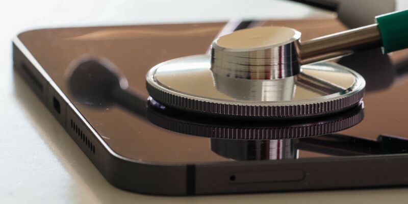 Forschende der Hochschule Hof haben eine App entwickelt, um Daten und Informationen über Seltene Erkrankungen zu sammeln. - Foto: Soeren Stache/dpa