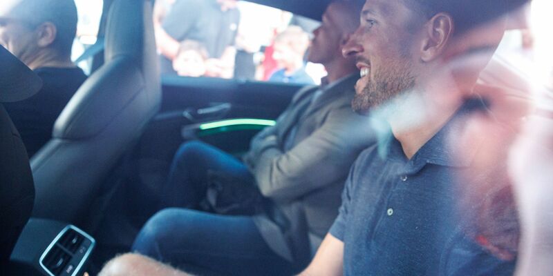 Bayern-Stürmer Harry Kane (l) hat einen Lauf. - Foto: Matthias Balk/dpa