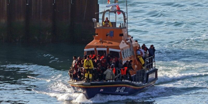 Im Ärmelkanal haben britische Seenotretter am vergangenen Donnerstag mehrere Menschen aus dem Wassser gerettet, bei denen es sich vermutlich um Migranten handelt. - Foto: Gareth Fuller/PA Wire/dpa