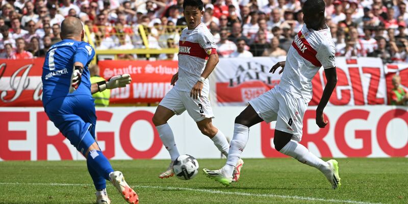 Serhou Guirassy (r) erzielte das dritte VfB-Tor gegen Balingen. - Foto: Marijan Murat/dpa