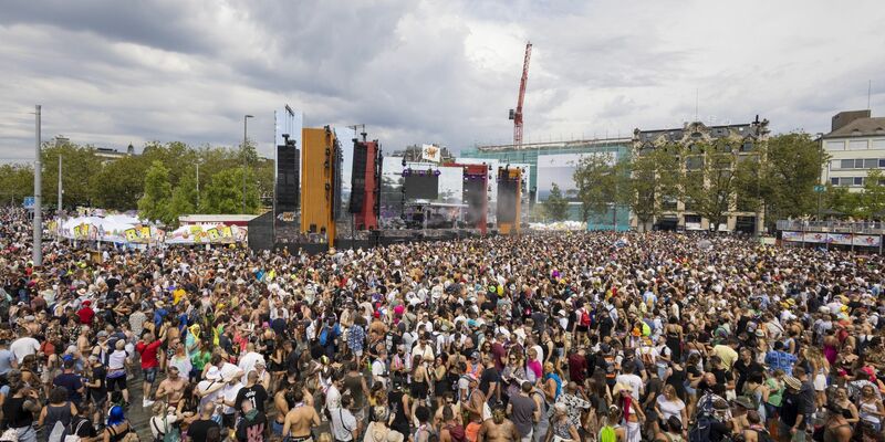 Tausende Tanzende bei der «Street Parade» in Zürich. - Foto: Severin Bigler/KEYSTONE/dpa