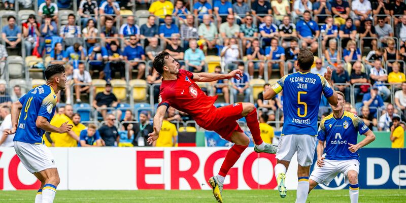 Haris Tabakovic (2.v.l) traf per Fallrückzieher in Jena. - Foto: Jacob Schröter/dpa