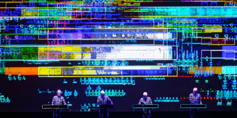 Die Band Kraftwerk bei einem Konzert 2022 in Bonn. - Foto: Henning Kaiser/dpa