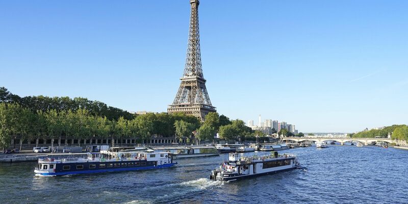 Der Eiffelturm in Paris ist wegen einer Bombendrohung evakuiert worden. - Foto: -/kyodo/dpa