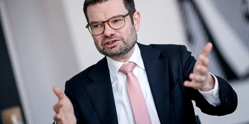 Bundesjustizminister Marco Buschmann (FDP) spricht während eines Interviews mit der Deutschen Presse-Agentur dpa. - Foto: Britta Pedersen/dpa