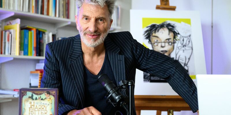 Rufus Beck kennt sich bei «Harry Potter» bestens aus. - Foto: Lukas Barth/dpa