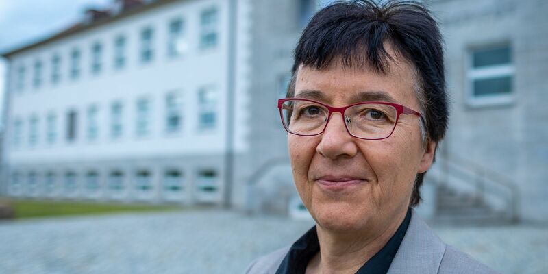 Christa Kühn, die neue Präsidentin des Friedrich-Loeffler-Instituts (FLI), vor dem Institut auf der Ostseeinsel Riems. - Foto: Jens Büttner/dpa