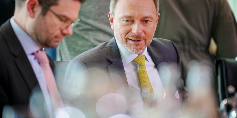 Bundesjustizminister Marco Buschmann (l) und Bundesfinanzminister Christian Lindner (beide FDP) nehmen an einer Sitzung des Bundeskabinetts im Bundeskanzleramt teil. - Foto: Kay Nietfeld/dpa