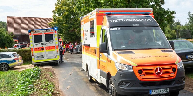 Rettungsdienste nahe der Unglücksstelle. - Foto: Sascha Baumann/All4foto.de/dpa