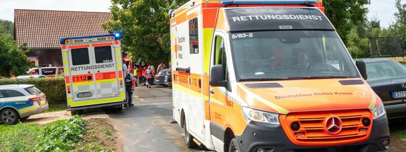 Rettungsdienste nahe der Unglücksstelle in Unterensingen. - Foto: Sascha Baumann/All4foto.de/dpa