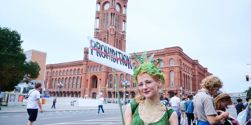 Demonstranten bei der Hanfparade in Berlin. Die Teilnehmer kämpfen für die Legalisierung von Cannabis. - Foto: Annette Riedl/dpa
