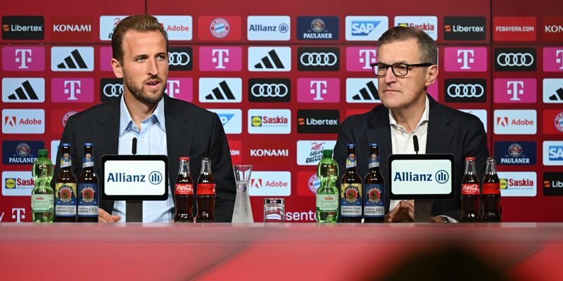 Bayern München Vorstandsvorsitzender Jan-Christian Dreesen (r) stellt Rekordmann Harry Kane vor. - Foto: Sven Hoppe/dpa