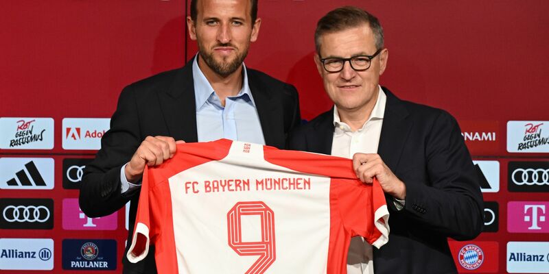 Vorstandsboss Jan-Christian Dreesen (r) präsentiert Bayerns neue Nummer 9: Harry Kane. - Foto: Sven Hoppe/dpa