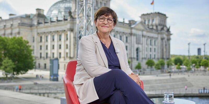 SPD-Bundesvorsitzende Saskia Esken zu Gast im ARD-Sommerinterview. - Foto: Joerg Carstensen/dpa