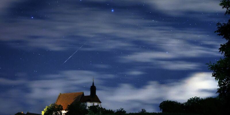 An vielen Orten Deutschlands wird der Himmel vermutlich nicht klar genug für einen Blick auf die Sternschnuppen der Quadrantiden sein. (Symbolbild) - Foto: Karl-Josef Hildenbrand/dpa