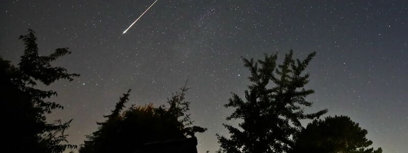 Ein Perseidenmeteor zieht über den Himmel in Neumünster. - Foto: Marco A. Ludwig/dpa