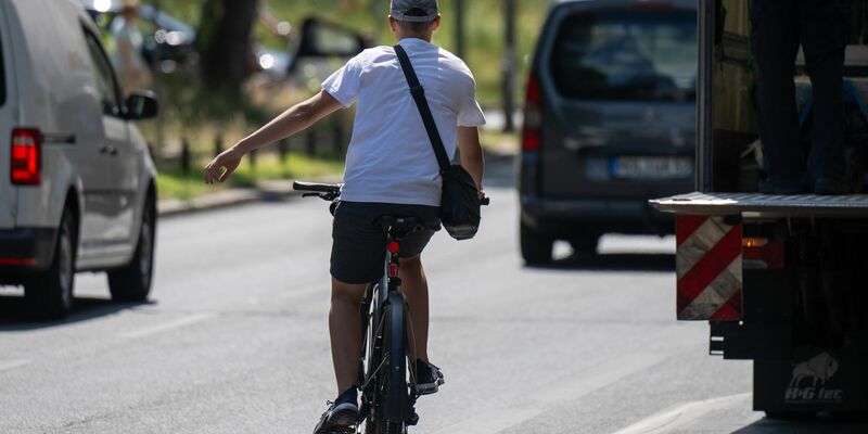 Verkehrsverbänden fehlt bei der Ampel-Koalition eine Gesamtstrategie für die Verkehrsträger Straße, Schiene und Radwege. - Foto: Monika Skolimowska/dpa