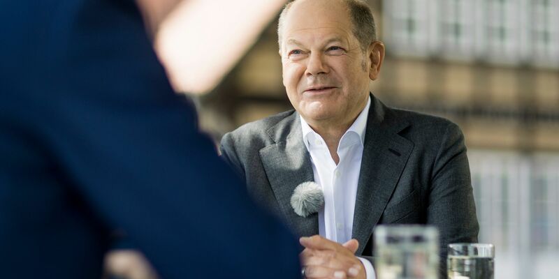 Bundeskanzler Olaf Scholz (SPD) im «Berlin direkt»-Sommerinterview des ZDF mit Theo Koll (l), Leiter ZDF-Hauptstadtstudio Berlin. - Foto: Thomas Kierok/ZDF/dpa
