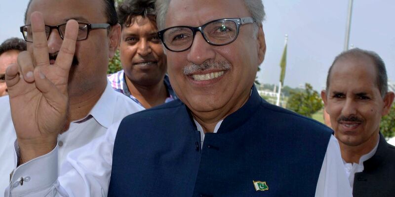 Unterzeichnete am Samstag die Ernennung von Anwarul Haq Kakar: der pakistanische Präsident Arif Alvi. - Foto: Anjum Naveed/AP/dpa