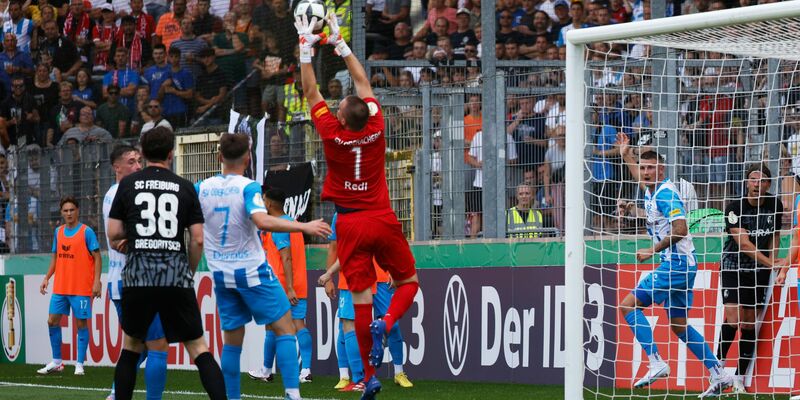 Nur einmal musste er hinter sich greifen: Oberacherns Torwart Mark Redl. - Foto: Philipp von Ditfurth/dpa