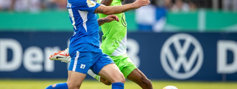 Wolfsburgs Tiago Tomas (r) traf den Ball zum 3:0. - Foto: Andreas Gora/dpa
