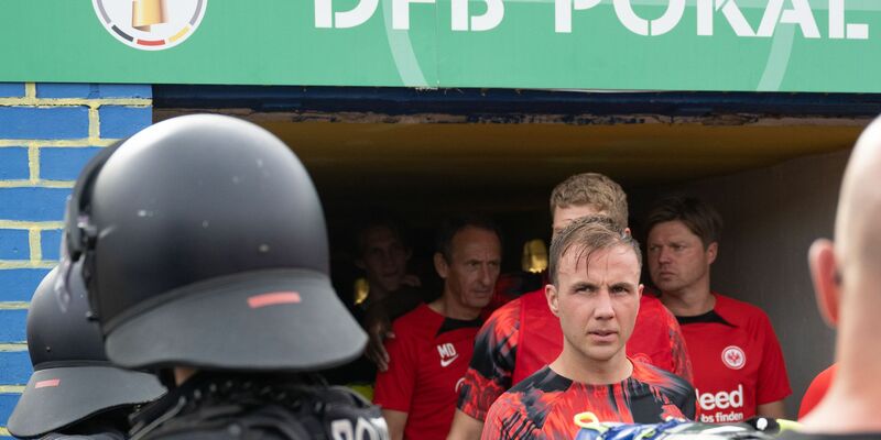 Die Polizei sicherte die Lage im Stadion. - Foto: Hendrik Schmidt/dpa