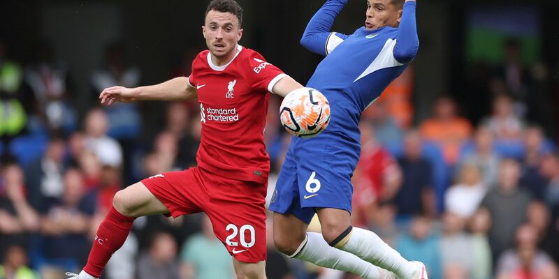 Liverpools Diogo Jota (l) im Zweikampf mit Thiago Silva vom FC Chelsea. - Foto: Ian Walton/AP/dpa