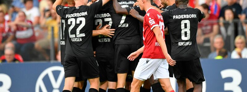 Paderborner Spieler feiern das vierte Tor im Erstrundenduell gegen Cottbus. - Foto: Matthias Rietschel/dpa