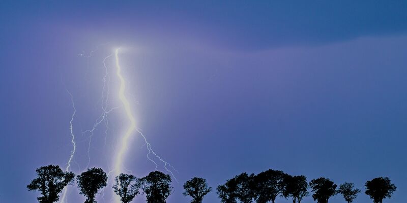Ein Blitz eines Gewitters erhellt den Nachthimmel über der Landschaft im Osten des Landes Brandenburg. - Foto: Patrick Pleul/dpa