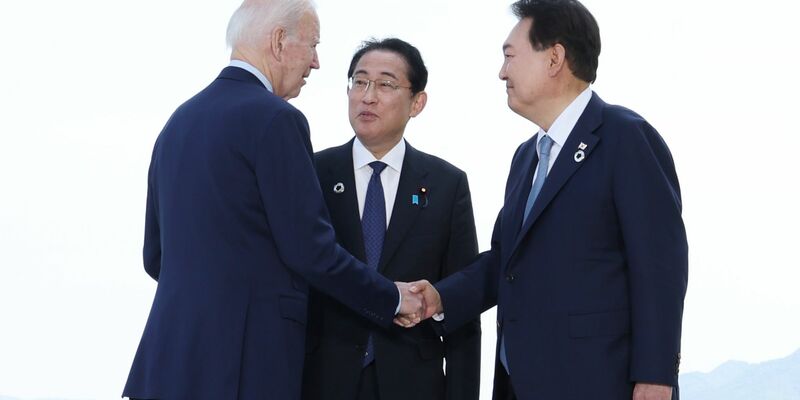 US-Präsident Joe Biden (l) trifft im August mit Japans Regierungschef Fumio Kishida und dem südkoreanischen Präsidenten Yoon Suk Yeol (r) zu einem Gipfeltreffen zusammen. - Foto: -/YNA/dpa