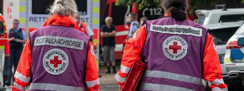 Notfallseelsorger in der Nähe der Unglücksstelle in Unterensingen. - Foto: Sascha Baumann/All4foto.de/dpa