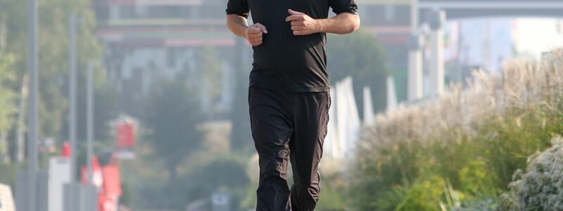Kanzler Scholz bei einer Laufrunde im August 2013. Eigenen Angaben zufolge geht er zwei bis drei Mal die Woche joggen. - Foto: Bodo Marks/dpa/Archiv