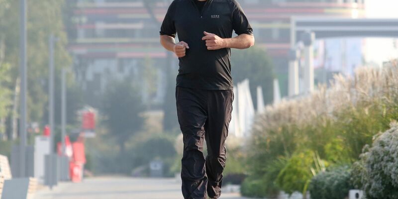 Kanzler Olaf Scholz (SPD) ist beim Joggen gestürzt. - Foto: Bodo Marks/dpa/Archiv