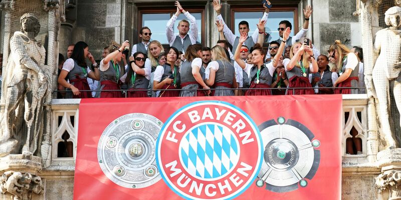 Spielerinnen und Spieler von Bayern München jubeln auf dem Rathaus-Balkon. - Foto: Karl-Josef Hildenbrand/dpa
