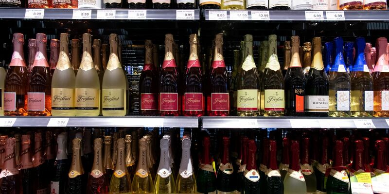 Sekt darf ohne Folienkapsel am Flaschenhals verkauft werden. Doch viele große Sekthersteller sind skeptisch. - Foto: Sven Hoppe/dpa