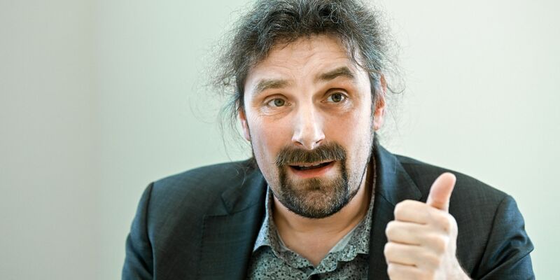 Christian Hummert, Forschungsdirektor der Agentur für Innovation in der Cybersicherheit, spricht während eines Interviews. - Foto: Heiko Rebsch/dpa