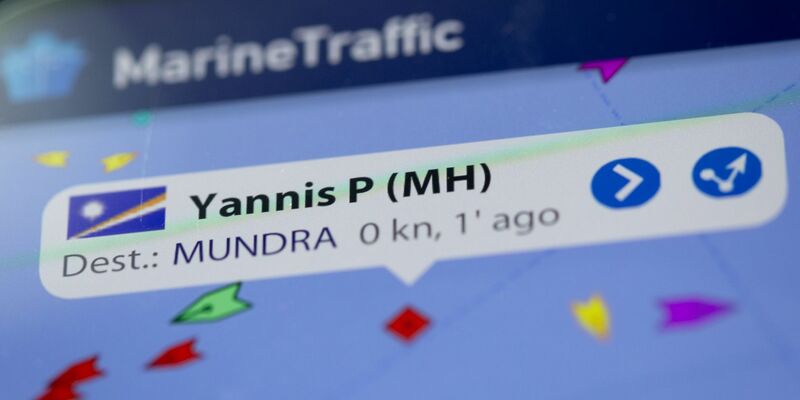 Auf dem Display eines Smartphones wird in der App «MarineTraffic» die damals aktuelle Position des Öltankers «Yannis P» angezeigt. - Foto: Jens Büttner/dpa