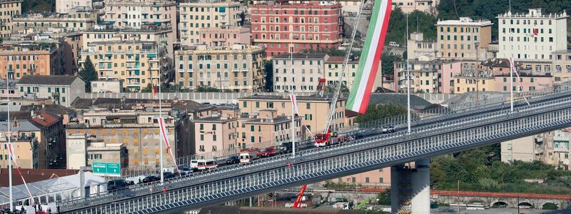 Knapp zwei Jahre nach dem Einsturz der Morandi-Autobahnbrücke konnte im Jahr 2000 der Neubau eingeweiht werden. - Foto: Antonio Calanni/ANSA/AP/dpa