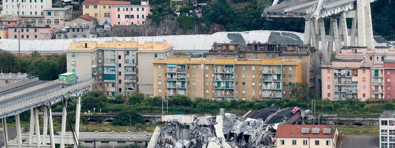 Ein Lastwagen (l) steht auf der Autobahnbrücke Ponte Morandi kurz vor der Stelle, an der die Brücke 2018 einstürzte. - Foto: Luca Zennaro/ANSA/AP/dpa