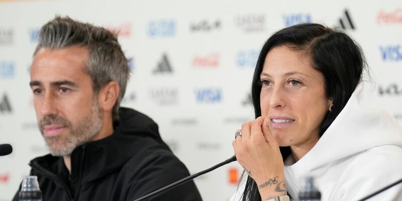 Jennifer Hermoso und Spaniens Cheftrainer Jorge Vilda bei der Pressekonferenz in Auckland. - Foto: Alessandra Tarantino/AP