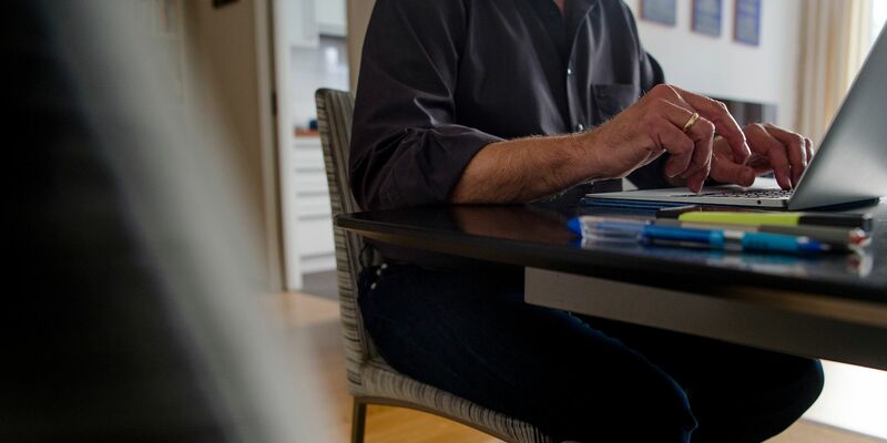 Die Zeit, die die Menschen in Deutschland sitzend verbringen, steigt laut einem Report seit Jahren kontinuierlich. - Foto: Finn Winkler/dpa