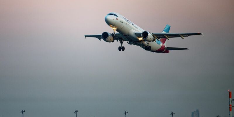 Eine Maschine der Fluggesellschaft Eurowings startet vom Flughafen Köln/Bonn. - Foto: Henning Kaiser/dpa