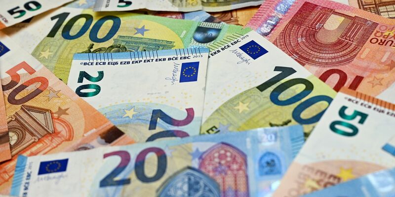 Eurobanknoten liegen auf einem Tisch. - Foto: Patrick Pleul/dpa-Zentralbild/dpa/Illustration