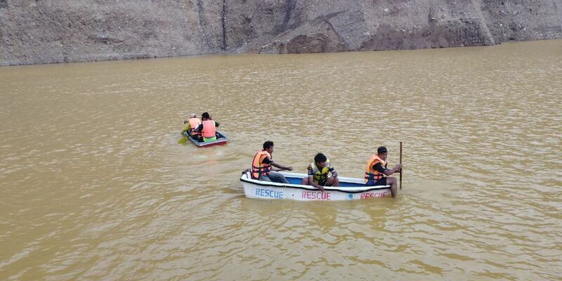 Rettungskräfte an der Stelle des Erdrutsches in einer Jademine in Myanmar. - Foto: Str/Xinhua/dpa