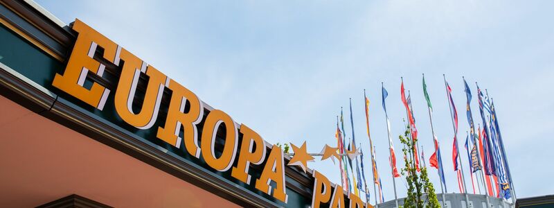 Das Logo des Europa-Parks hängt über dem Haupteingang. - Foto: Philipp von Ditfurth/dpa