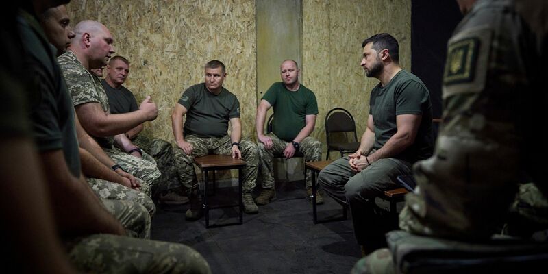 Selenskyj zeichnet einen Soldaten an der Frontlinie aus. Man müsse für jeden Kilometer, den die eigenen Truppen vorwärts kämen dankbar sein, sagte er. - Foto: Uncredited/Ukrainian Presidential Press Office/AP/dpa