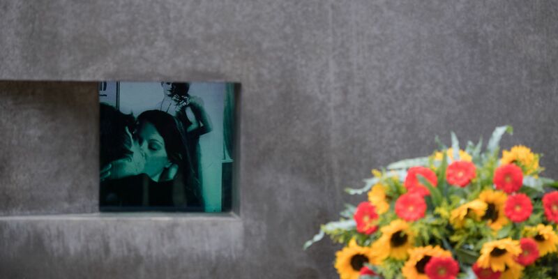 Ein Kranz steht vor dem Denkmal für die im Nationalsozialismus verfolgten Homosexuellen im Berliner Tiergarten. (Archivbild) - Foto: Ralf Hirschberger/dpa